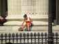  jeune fille assise au soleil sur les marches du Panthéon